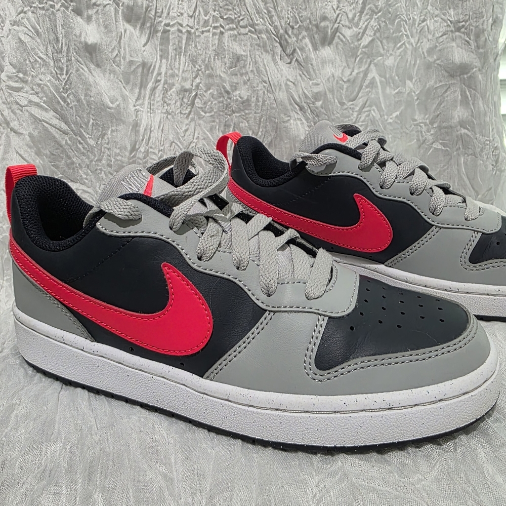 Boys Size 5Y Nike Black,Gray And Red Shoes